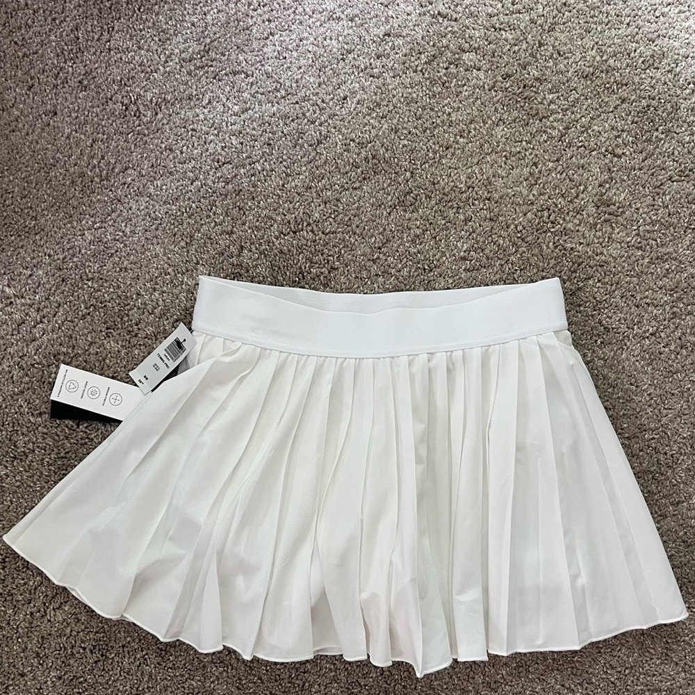 aritzia pleated white tennis skort. size medium